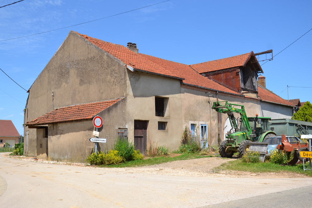 Peintre, lucarne de grange avec treuil