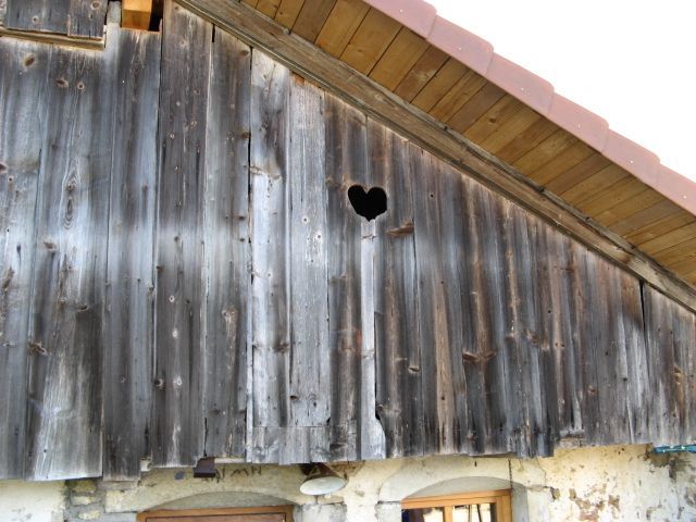 Lambrechure avec trou en forme de coeur Grand'Combe Châteleu (25) CAUE 25