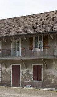 Coursive et avancée de toiture portées sur consoles sculptées, Ronchamp (70). Base Mérimée IA70000151 © Région Franche-Comté, Inventaire du patrimoine 