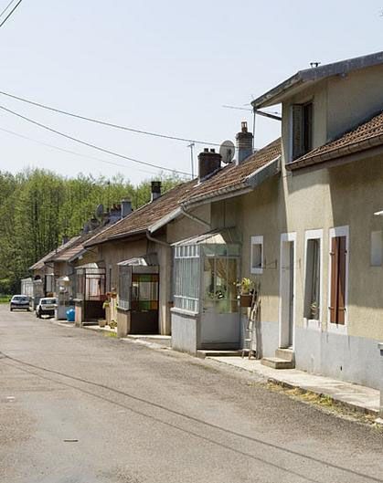 Maisons en bande implantées directement aux abords de la voie, Gouhenans (70). Base Mérimée IA70000077 © Région Franche-Comté, Inventaire du patrimoine.