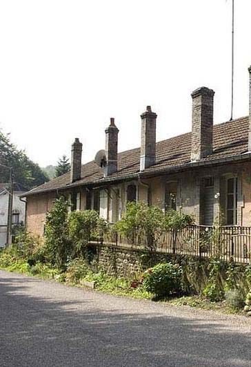 Maisons en bande avec un retrait vis-à-vis de la voie, correspondant à un jardinet, Boussières (25)