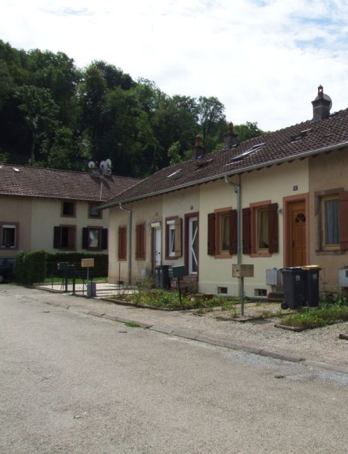 Maisons en bande avec un retrait vis-à-vis de la voie matérialisé par une coursive, Aillevillers et Lyaumont (70). Base Mérimée IA70000218 © Région Franche-Comté, Inventaire du patrimoine.