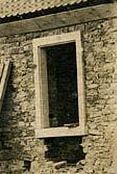 Ouverture préfabriquée en ciment dans un mur de moellon. Héricourt (70). Base Mérimée IA70000094 © Région Franche-Comté, Inventaire du patrimoine