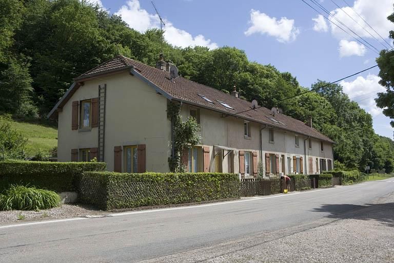 Maisons accolées par six personnalisées par la couleur de leur enduit. Torpes (25) 