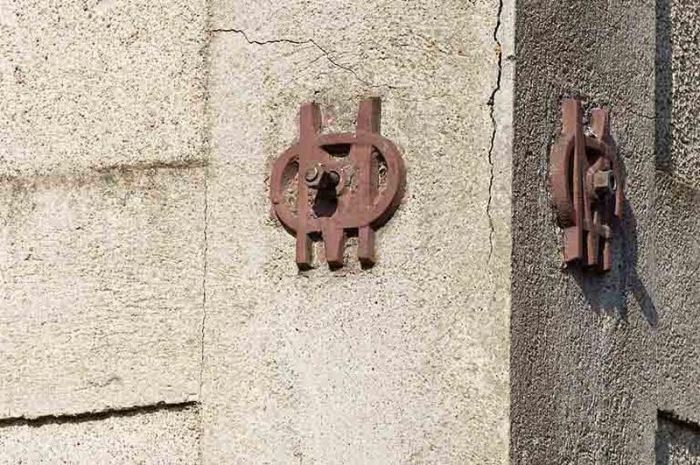 Initiales des Mines d’Ostricourt de Ronchamp (70) formant la clef du tirant. Base Mérimée IA 70000156 © Région Franche-Comté, Inventaire du patrimoine