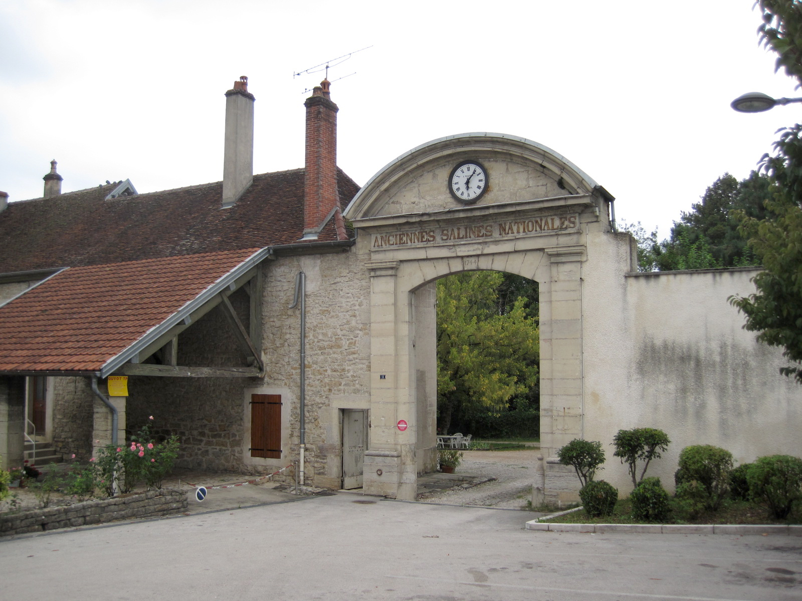 Porche entrée ancienne Saline de Montmorot