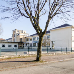 Ecole Cité ouvrière Solvay, 1935 archi. Henri Vidal - Source juin 2017 caue39 : Vue extérieure - TAVAUX (39500)