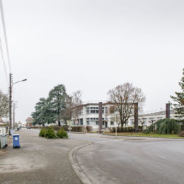Collège Jean-Jaurès, Cité des Carrières, 1932 archi. Henri Vidal - Source juin 2017 caue39 : Vue extérieure d'ensemble - DAMPARIS (39500)