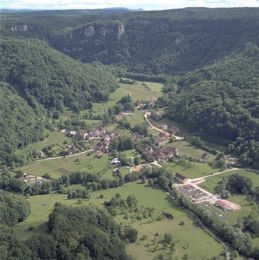Les Planches-près-Arbois (39) vue aérienne / site d'implantation Urbanisation en fond de vallée / caue39 2014 - LES PLANCHES-PRES-ARBOIS (39600)