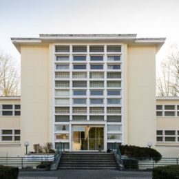 Centre social, entrée, photo caue39 2017 01 - TAVAUX (39500)