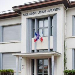 Collège Jean-Jaurès, Cité des Carrières, 1932 archi. Henri Vidal - Source juin 2017 caue39 : Vue extérieure rapprochée façade principale - DAMPARIS (39500)