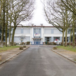 Collège Jean-Jaurès,  Cité des Carrières, 1932 archi. Henri Vidal - Source juin 2017 caue39 : Vue extérieure façade principale - DAMPARIS (39500)