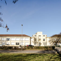 Ecole Cité ouvrière Solvay, 1935 archi. Henri Vidal - Source juin 2017 caue39 : Vue extérieure - TAVAUX (39500)