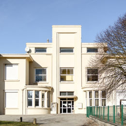 Ecole Cité ouvrière Solvay, 1935 archi. Henri Vidal - Source juin 2017 caue39 : Vue extérieure détail façade entrée - TAVAUX (39500)