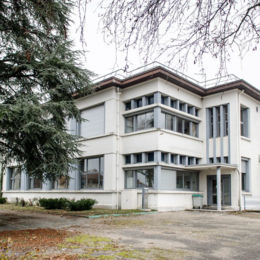 Collège Jean-Jaurès,  Cité des Carrières, 1932 archi. Henri Vidal - Source juin 2017 caue39 : Vue extérieure d'ensemble - DAMPARIS (39500)