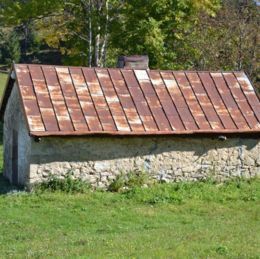 Maison pastorale de petit volume. Le grenier fort, oct 2012 caue39.  - BELLECOMBE (39310)