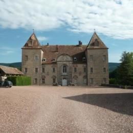 Le Château de Buthiers (70) construit au XVIIème siècle sur les ruines d'un château médiéval. De l'ancien château fort, il ne subsiste aujourd'hui qu'une partie du donjon accolé aux bâtiments plus récents. Le parc a été aménagé entre le XVIIIème siècle et le XIXème siècle et première moitié du XXème siècle et comprend un pavillon chinois et une orangerie. - BUTHIERS (70190)