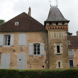 Au château de Brans (39), du XVIème siècle, les éléments décoratifs sont très rares : tout au plus, des bandeaux qui soulignent les appuis de fenêtres, les culs-de-lampe des élégantes tourelles… - BRANS (39290)