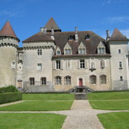Au pied du château, s'étend un jardin aux lignes sobres, empreint de romantisme. Il est agrémenté d'un petit pavillon, dessiné par l'architecte comtois Bertrand. - CLERON (25330)