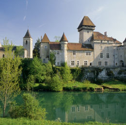 Le château, fortement remanié au XVIIIème siècle, se dresse au bord de la Loue dans laquelle il se reflète.  - CLERON (25330)