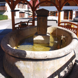 Fontaine borne de section carrée, surmontée d'un vase en pierre avec deux sorties d'eau. Située au centre d'un bassin ovale en pierres. L'édicule a été couvert par un artisan local
06/2017 F Leng phot. 02 caue39 - FONCINE-LE-HAUT (39460)