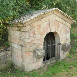 Petite construction en pierre de taille avec un toit à deux pans en dalles de pierres. Une ouverture en façade pour accéder à un bassin rectangulaire quI occupe toute la surface intérieure. De chaque côté de la porte, un bloc de pierre taillé pour servir à poser les seaux. 06/2017 F Leng phot. 01 caue39 - FRASNE-LES-MEULIERES (39290)