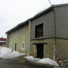 Bardage zinc au premier plan et coche au fond, mars 2013 caue39 - LA PESSE (39370)