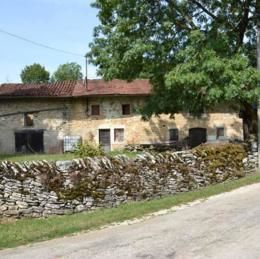 Senaud, Jura, août 2012 caue39. Pierres apparentes en majorité dans ce village, maisons en bande - SENAUD (39160) Senaud, Jura, août 2012 caue39. Pierres apparentes en majorité dans ce village, maisons en bande - SENAUD (39160)