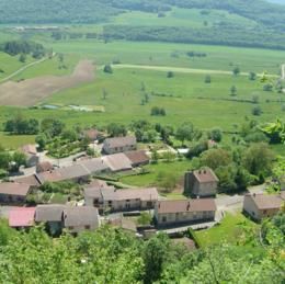 Andelot-Morval, Jura, mai 2005 caue39. Village dense, maisons en bande, suivant l'orientation de la vallée - ANDELOT-MORVAL (39320) Andelot-Morval, Jura, mai 2005 caue39. Village dense, maisons en bande, suivant l'orientation de la vallée - ANDELOT-MORVAL (39320)