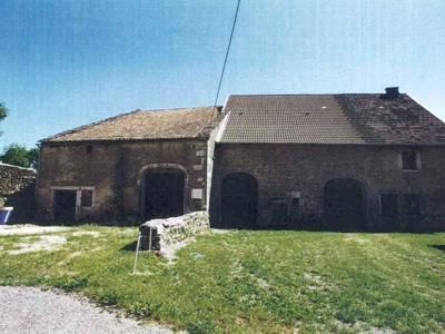 Barésia, lieu-dit Auge, Jura, Août 1998 caue39. Ferme bloc de volume simple. Porte de grange étirée. Sur les rives, laves anciennes - BARESIA-SUR-L'AIN (39130)