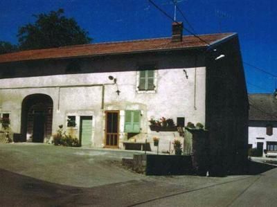 Barésia, Jura, Lieu-dit Auge, août 1998 caue39. Ferme bloc de volume simple. Porte de grange étirée. Ecuries de part et d'autre de l'allée de grange - BARESIA-SUR-L'AIN (39130)