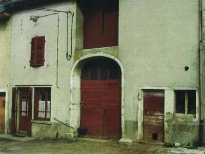 Charchilla, Jura, mars 1995 caue39. Ferme bloc de volume simple, porte de grange étirée, menuiseries au sang de boeuf - CHARCHILLA (39260)