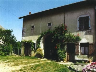 Soucia, Jura, août 1998 caue39. Ferme bloc de volume simple et porte de grange étirée. Fenestrons de ventilation du fenil - SOUCIA (39130)