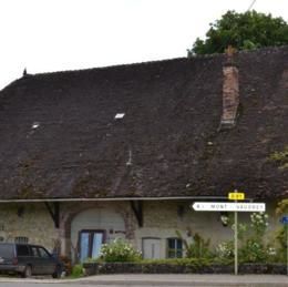 Belmont, Jura, juin 2013 caue39. Ferme bloc de volume simple - BELMONT (39380)