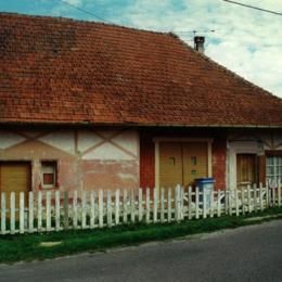 Villers-Farlay, Jura août 1996 caue39. Trompe-l'oeil sur façade - VILLERS-FARLAY (39600)