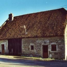 Villers-Farlay, Jura, mars 2001 caue39. Ferme bloc de volume simple - VILLERS-FARLAY (39600)