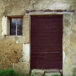 Villers-Farlay, Jura, mars 2001 caue39. Couleur porte d'écurie - VILLERS-FARLAY (39600)