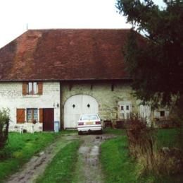 Villers-Farlay, Jura, mars 2001 caue39. Auvent sur exploitation - VILLERS-FARLAY (39600)