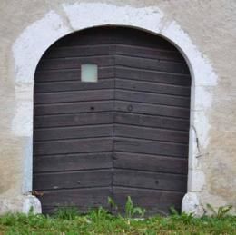 Porte d'écurie cintrée et chasse-roues, Octobre 2012 - FORT-DU-PLASNE (39150)