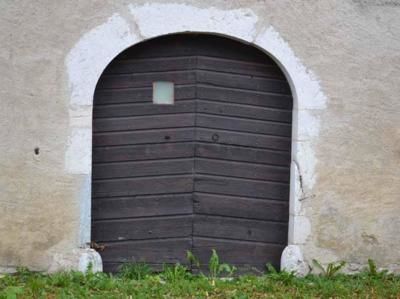 Porte d'écurie cintrée et chasse-roues, Octobre 2012 - FORT-DU-PLASNE (39150)