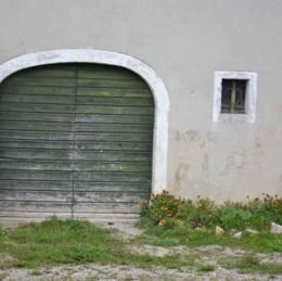 Porte d'écurie cintrée et son fenestron, Octobre 2012 - FORT-DU-PLASNE (39150)