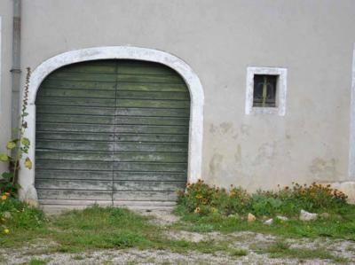 Porte d'écurie cintrée et son fenestron, Octobre 2012 - FORT-DU-PLASNE (39150)