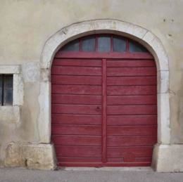 Porte d'écurie cintrée, fenestron et chasse-roues, Octobre 2012 - GRANDE-RIVIERE (39150)