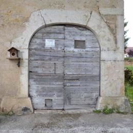 Porte d'écurie cintrée et chasse-roues, Octobre 2012 - LA CHAUMUSSE (39150)