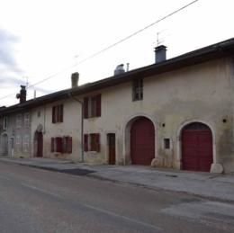 Maisons en bande, portes de grange (la plus haute) et d'écurie, Octobre 2012 - GRANDE-RIVIERE (39150)