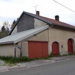 L'appentis en premier plan est un ajout, portes d'écurie puis de grange, Octobre 2012 - SAINT-PIERRE (39150)