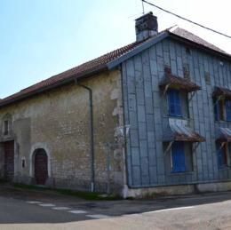 Pignon protégé par un bardage métallique et auvents individuels, porte cintrée d'écurie, Août 2012 - SAINT-PIERRE (39150)