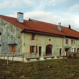 Lac-des-Rouges-Truites, Jura, janv 1993 caue39. Ferme en gouttereau. Bardage en tôle, auvents individualisés en pignon - LAC-DES-ROUGES-TRUITES (39150)