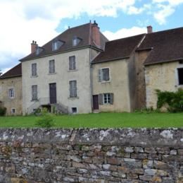 Maynal, Jura, juil 2012 caue39. Maison vigneronne bourgeoise. Lucarnes alignées sur les fenêtres de façade - MAYNAL (39190)