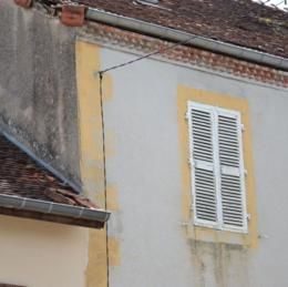 Maynal, Jura, juil 2012 caue39. Maison vigneronne bourgeoise. Encadrements de fenêtre en trompe-l'oeil - MAYNAL (39190)